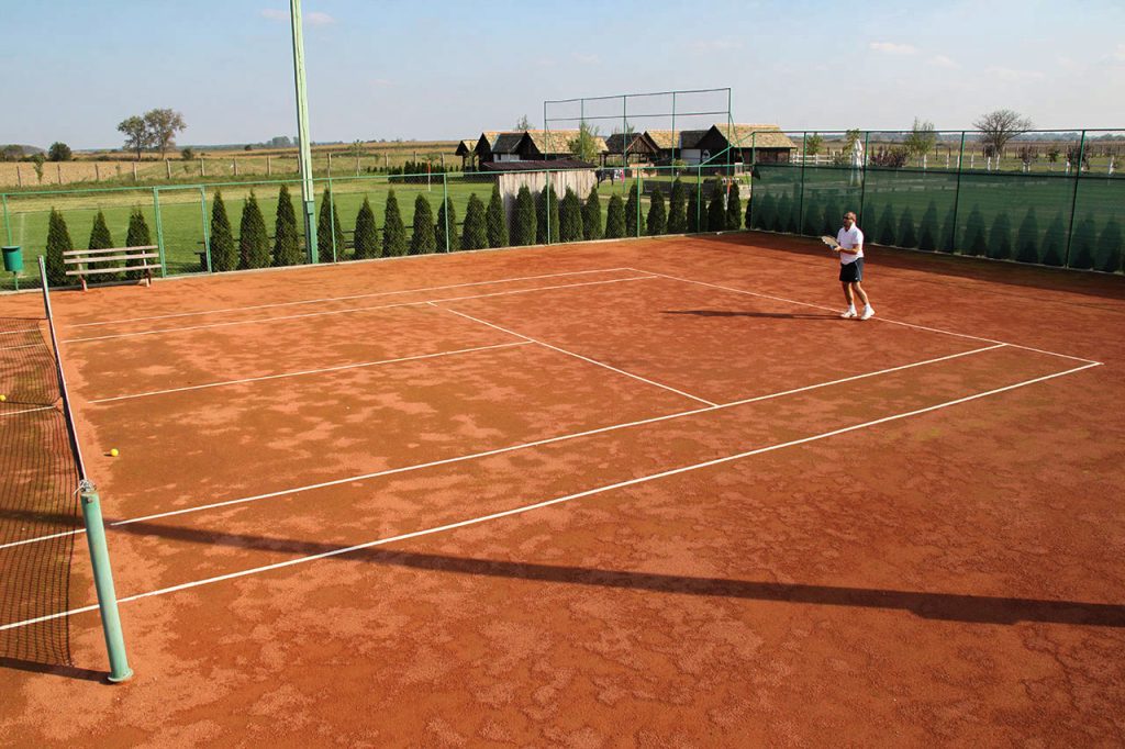 Acin salaš - sport: teniski tereni