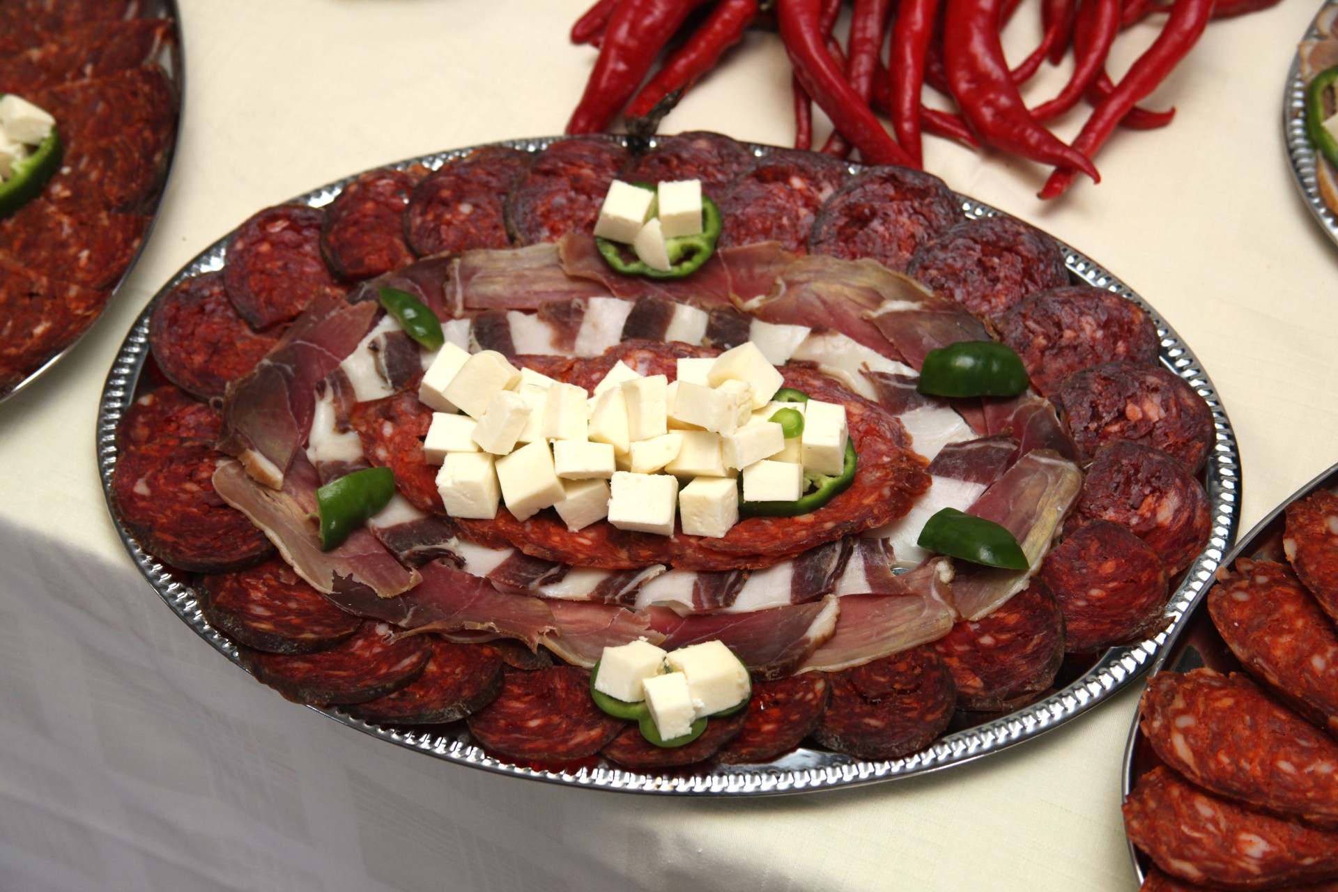 Acin salaš - gastronomija : gotografija pladnja sa suhomesnatim proizvodima